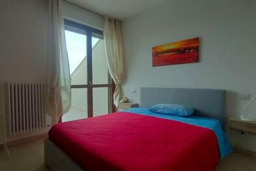 Bilo De Andrè في ريميني: غرفة نوم بسرير احمر ونافذة