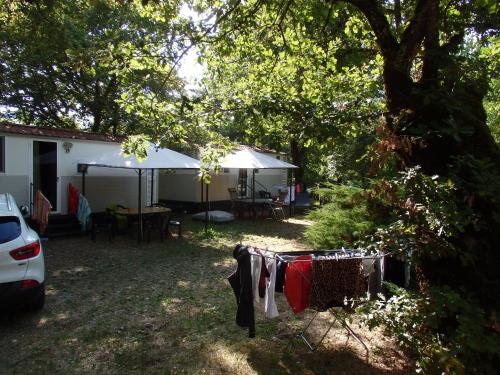 a yard with a tent with clothes hanging on a clothes line at Camping Village la Chiocciola in Capannole
