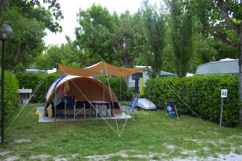 a tent is set up in a yard at Camping Village la Chiocciola in Capannole