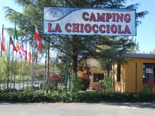 a sign for a camping la chocomoria with flags at Camping Village la Chiocciola in Capannole
