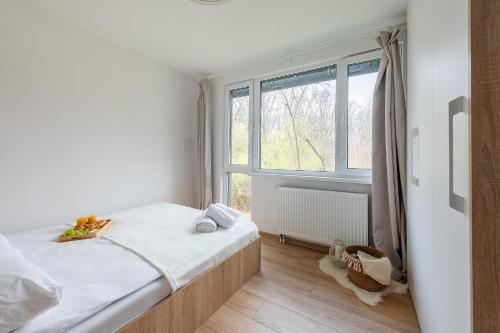 a bedroom with a bed and a window at Batorego 18 White Prywatne mieszkanie 300m od metra Pole Mokotowskie i SGH in Warsaw
