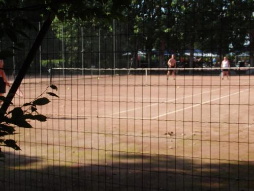 two men playing tennis on a tennis court at Camping Village la Chiocciola in Capannole