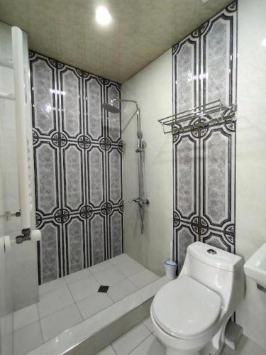 ein Badezimmer mit einer Dusche, einem WC und einer Badewanne in der Unterkunft Apart Hotel New Line in Tbilisi City