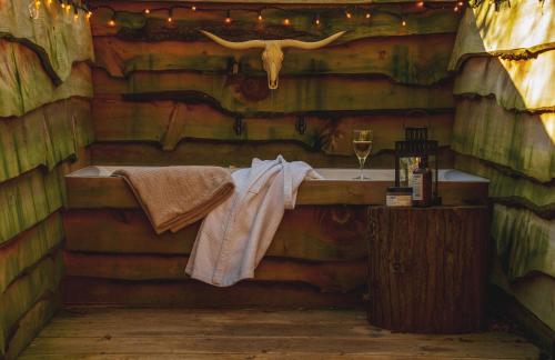 baño con lavabo en una cabaña de madera en Koppla Cabin, en Felbridge