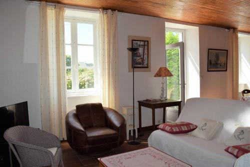 sala de estar con sofá y silla en Maison à 100m plage de Tourony avec jardin clos à TREGASTEL - Réf 400, en Trégastel