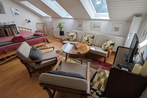 a living room with a couch and a table at Wohnen in der Galerie in Worpswede