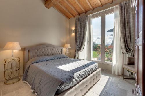 1 dormitorio con cama y ventana grande en Il Poggetto, en Rignano sullʼArno