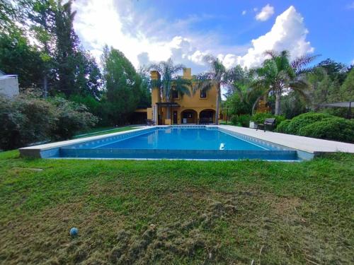 una casa con piscina en el patio en El Castillo en Campana