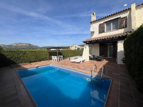 a house with a swimming pool and a patio at Alemanya 9 privat pool in L'Estartit