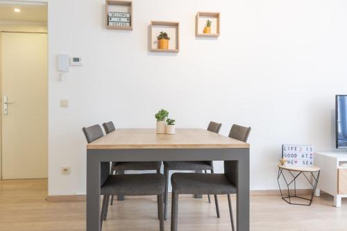 Un televizor și/sau centru de divertisment la Miramar - garage available