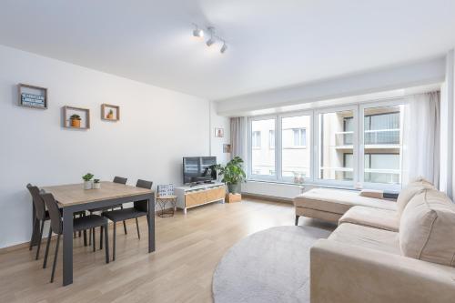 Un televizor și/sau centru de divertisment la Miramar - garage available