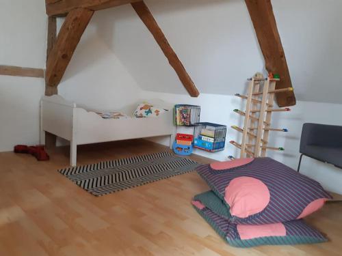 Habitación con cama, escalera y alfombra. en Bezaubernde Ferienwohnung in der alten Schmiede en Rheinsberg