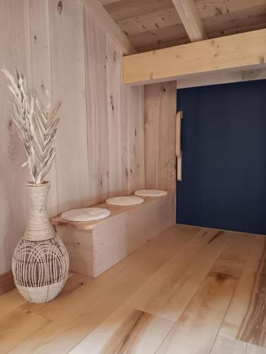 une chambre avec un vase au sol et une porte bleue dans l'établissement Maison Cosy 10 personnes, à Clairvaux-les-Lacs