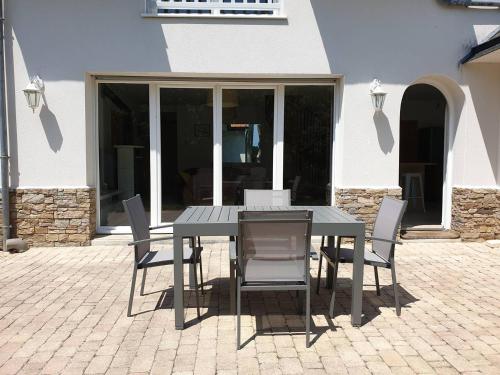 Photo de la galerie de l'établissement Villa avec WIFI, jardin, à 700m de la plage à TREGASTEL - Ref 405, à Trégastel