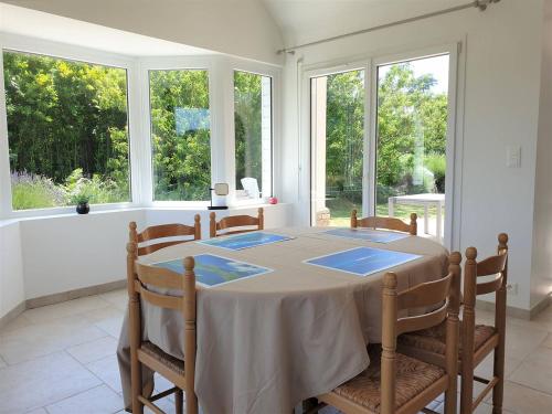 Photo de la galerie de l'établissement Villa avec WIFI, jardin, à 700m de la plage à TREGASTEL - Ref 405, à Trégastel