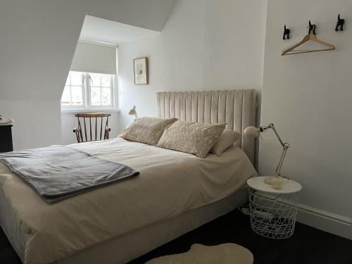 una camera con letto, lampada e finestra di Peaceful flat in The Park a Nottingham