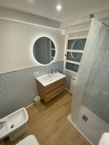 La salle de bains est pourvue d'un lavabo et d'une douche. dans l'établissement Oasi Central - Appartamento in pieno centro, à Trieste