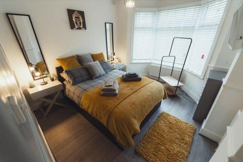 1 dormitorio con 1 cama grande y escritorio en One bedroom flat in Harrow. en Harrow