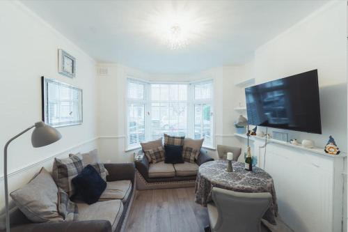 a living room with a couch and a tv at 1 bed - Wifi - Pet Friendly - Harrow in Harrow