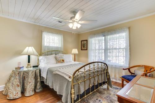 um quarto com uma cama e uma ventoinha de tecto em Killen Vacation Rental about 4 Mi to Wilson Lake! em Killen