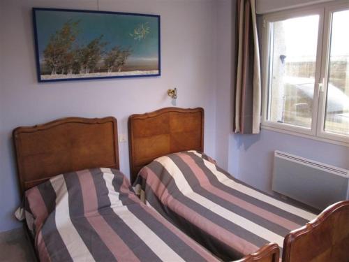 Postel nebo postele na pokoji v ubytování Appartement BELLE VUE MER avec WIFI et cour close TREGASTEL - Ref 42