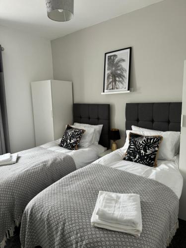 Postel nebo postele na pokoji v ubytování Modern, spacious and Central Location