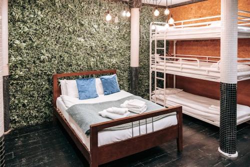 een slaapkamer met 2 stapelbedden en een groene muur bij Party flat for groups, garden, parking + central in Bournemouth