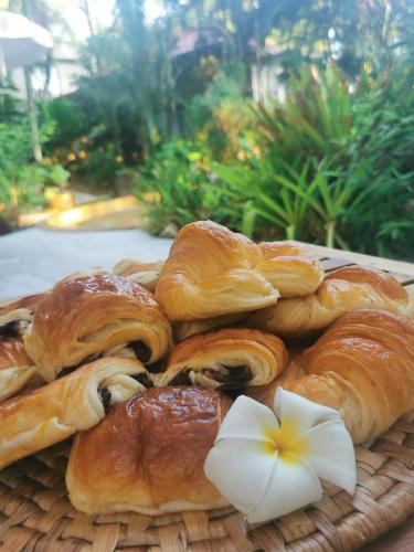 uma pilha de croissants e outros doces em um prato em Jade cottages em Koh Samui 