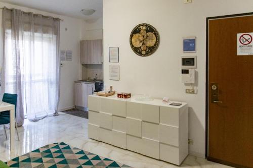 una cocina con un gran armario blanco en una habitación en MADRIGIO... a casa propria, en Casamassima