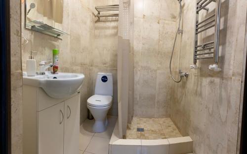 y baño con aseo, lavabo y ducha. en CELENTANO, en Dilijan