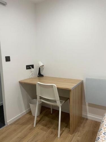 Cette chambre comprend un bureau en bois et une chaise. dans l'établissement Superbe T4 Spacieux et Lumineux IUT-Hôpital-Stade, à Lens