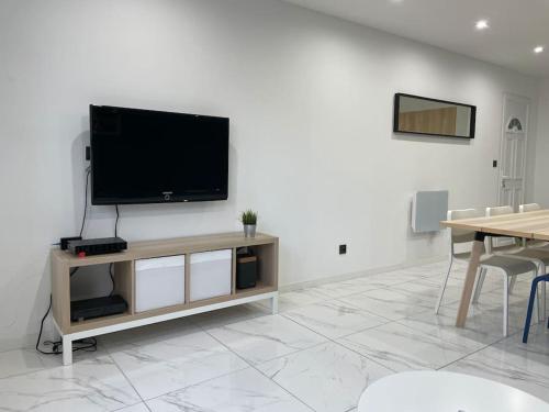 TV a/nebo společenská místnost v ubytování Superbe T4 Spacieux et Lumineux IUT-Hôpital-Stade