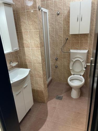 La salle de bains est pourvue de toilettes et d'un lavabo. dans l'établissement El Mar Hotel, à Bar