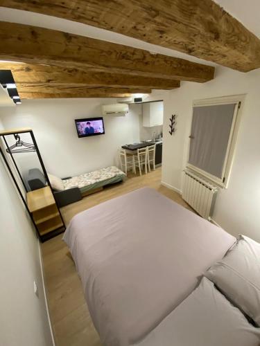 - une chambre avec un grand lit et un salon dans l'établissement Oasi Central - Appartamento in pieno centro, à Trieste