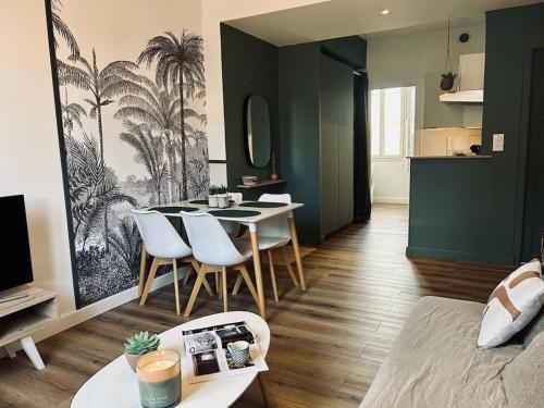 un salon avec une table et des chaises dans une pièce dans l'établissement Le Nid Vert, T2 cocooning à Rennes, proche gare, à Rennes