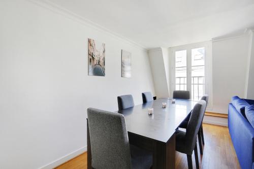 une salle à manger avec une table et des chaises dans l'établissement Pick A Flat's Apartment in Champs-Elysées - Rue Ponthieu, à Paris