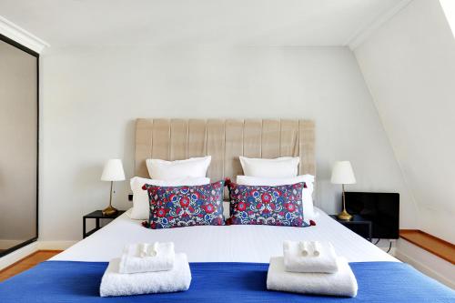 - une chambre avec un grand lit et 2 serviettes dans l'établissement Pick A Flat's Apartment in Champs-Elysées - Rue Ponthieu, à Paris