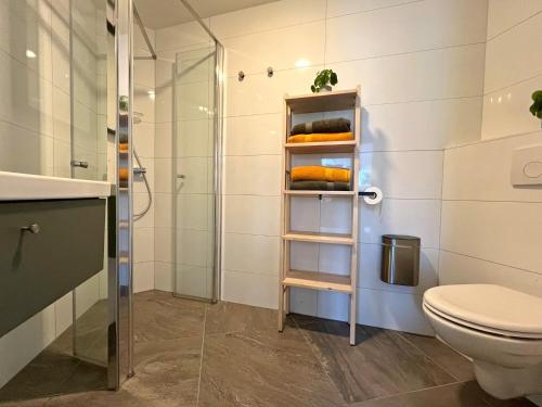 bagno con doccia e servizi igienici. di Vakantiewoning de Oeverzwaluw in hartje Drenthe a Zwiggelte