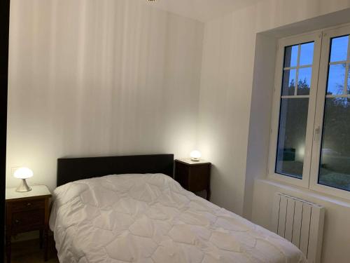 Photo de la galerie de l'établissement Maison rénovée à 100m de la mer, avec WIFI, jardin à TREGASTEL - Réf 47, à Trégastel