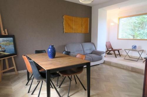 Photo de la galerie de l'établissement Maison rénovée à 100m de la mer, avec WIFI, jardin à TREGASTEL - Réf 47, à Trégastel