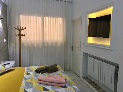 ein Schlafzimmer mit einem Bett mit zwei Handtüchern darauf in der Unterkunft MAHDIA BORJ ERRAS (CAP AFRICA) in Mahdia