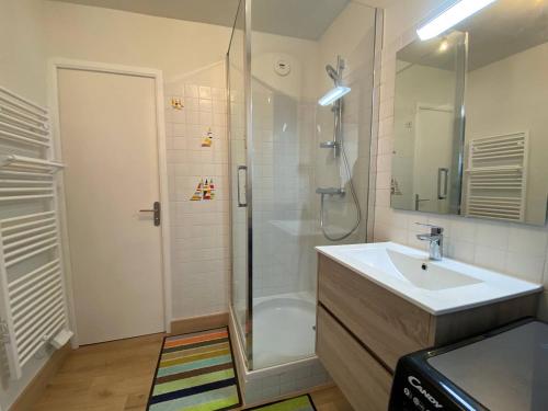une salle de bain avec une douche et un lavabo et une douche dans l'établissement Appartement VUE MER EXCEPTIONNELLE plage de Trestraou à PERROS-GUIREC - Réf 503, à Perros-Guirec