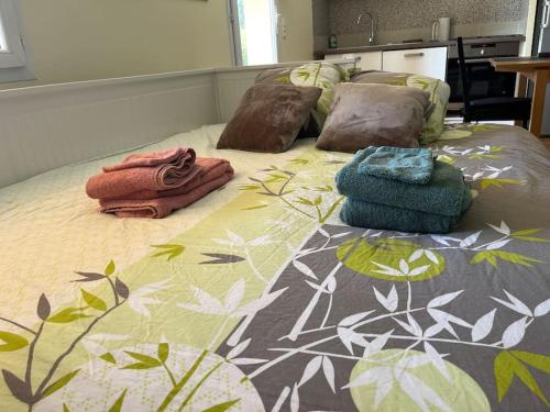 Postel nebo postele na pokoji v ubytování Pierres Dorées : calme et détente à 2 pas de Lyon