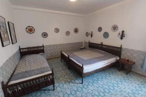 - 2 lits dans une chambre avec des plaques murales dans l'établissement aralar, à Alcossebre