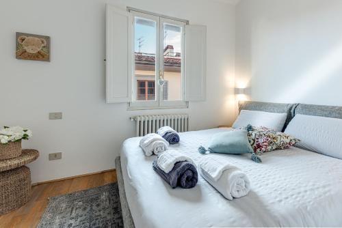 um quarto com uma cama com toalhas em Casa Pantanella a Palazzo Vecchio em Florença