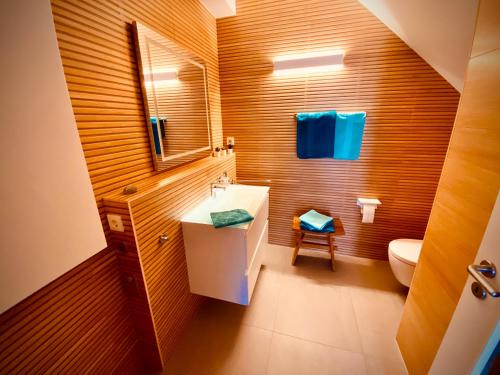 ein Badezimmer mit einem Waschbecken, einem WC und einem Spiegel in der Unterkunft Schöne Aussichten mitten in Berlin - il sole in Berlin