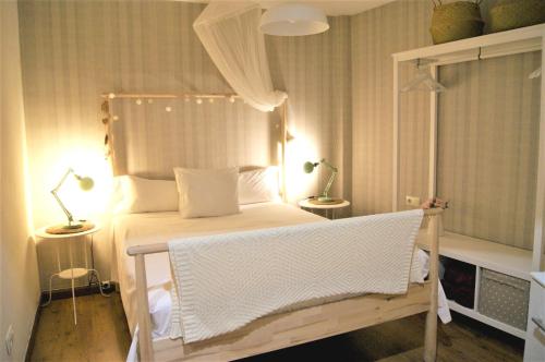 - une chambre avec un lit blanc et 2 lampes dans l'établissement Logrocity Corazon de Logroño parking privado gratis, à Logroño