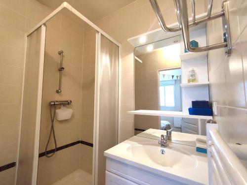 une salle de bain blanche avec un lavabo et une douche dans l'établissement Appartement Duplex VUE MER face à la plage du Coz-Pors à TREGASTEL - Réf 608, à Trégastel
