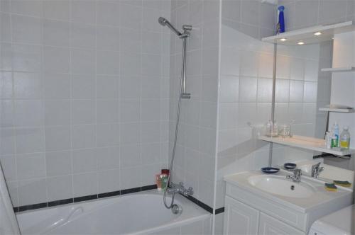 une salle de bain avec une douche, une baignoire et un lavabo dans l'établissement Superbe appartement BELLE VUE MER à TREGASTEL - Réf 611, à Trégastel