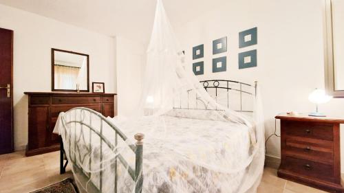 um quarto com uma cama com uma rede mosquiteira em Casa Alamar 100 metri dal mare em Alcamo
